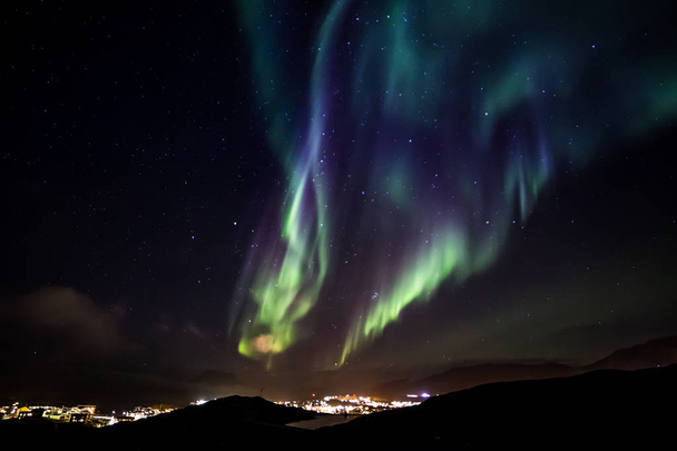 Luci di aurora boreale con stelle brillanti sul cielo sopra il
  - Foto, immagini