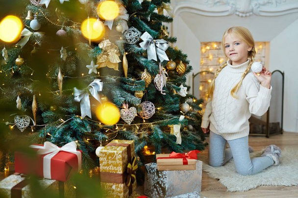 Happy child showing decorative bubble prepared for xmas tree - Zdjęcie, obraz