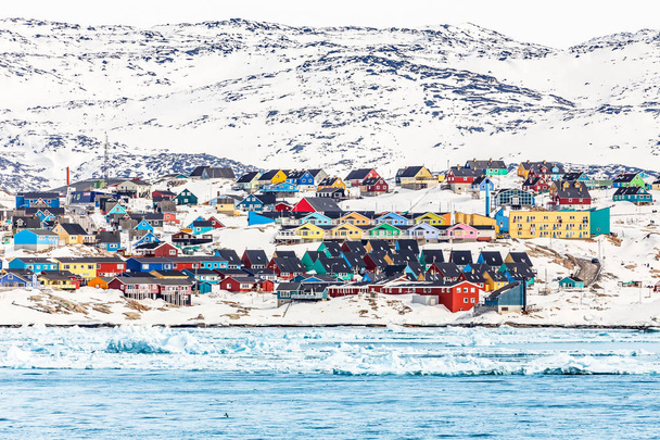 Panorama da cidade do Ártico com casas Inuit coloridas no hil rochoso
 - Foto, Imagem