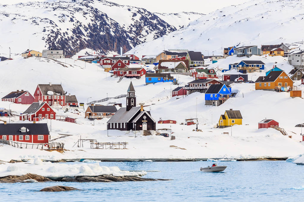 Colonización ártica con coloridas casas inuit en las colinas rocosas
  - Foto, imagen