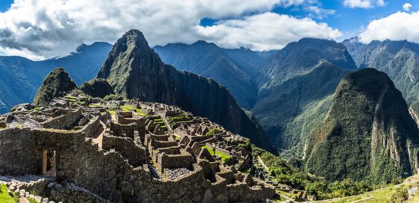 古いインカの遺跡と Wayna マチュピチュ山、マチュピチュ、ウルバンバ provnce、ペルーの上からパノラマ ビュー - 写真・画像