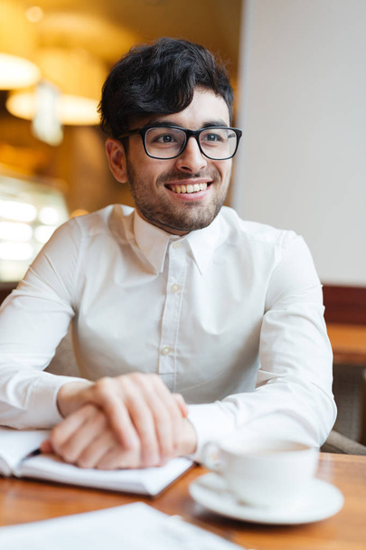 Щасливий молодий бізнес-лідер чаю в кафе
 - Фото, зображення
