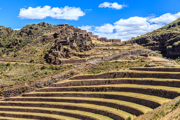 Ruines de l'ancienne ville inca avec terrasses sur la montagne avec c
 - Photo, image