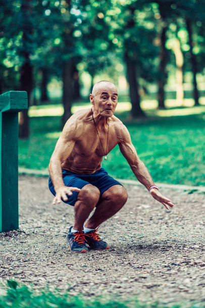 Hombre mayor haciendo ejercicio al aire libre en el parque público
 - Foto, imagen