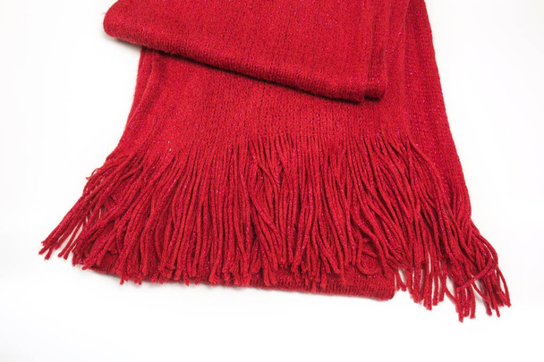 Wełna czerwony szalik z frędzlami na białym tle - Zdjęcie, obraz