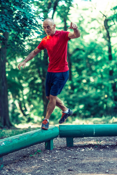 Üst düzey erkek genel Park'ta açık havada egzersiz - Fotoğraf, Görsel