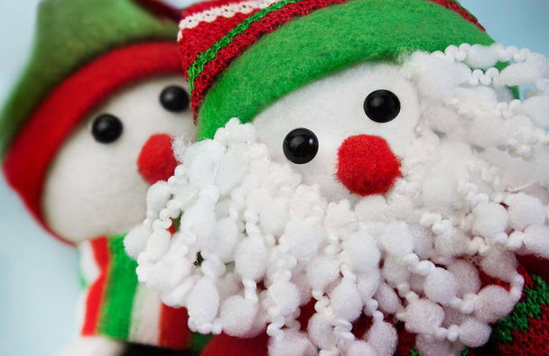 Σάντα και χιονάνθρωπος παιχνίδια στην κόκκινη στολή Χριστούγεννα κάνοντας selfie σε μπλε φόντο. - Φωτογραφία, εικόνα
