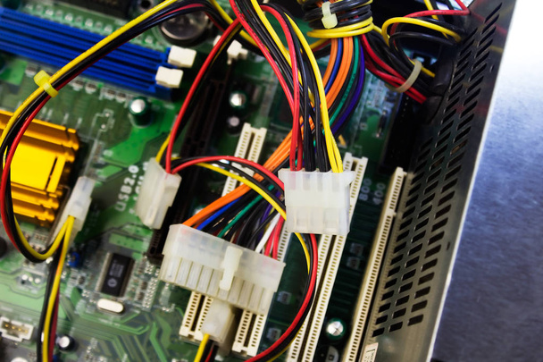 Cables de computadora de alimentación IDE desconectados en el fondo de la placa base
. - Foto, imagen