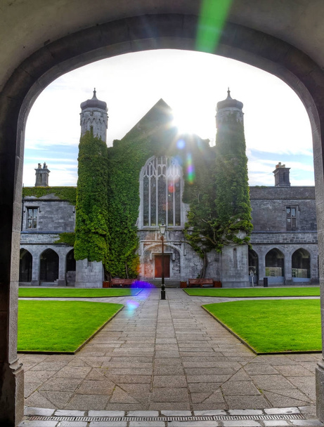 GALWAY, IRLANTI - kesäkuu 2, 2017Irlannin kansallinen yliopisto Galwayssä
. - Valokuva, kuva