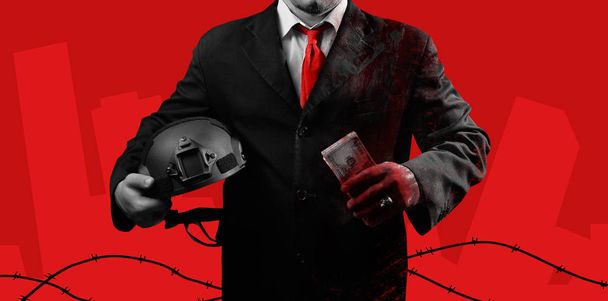 Φωτογραφία: αιματηρή πολιτικός σε μαύρο κοστούμι με κόκκινη γραβάτα κρατώντας στρατιώτης κράνος και χρήματα τραπεζογραμμάτια σε πορφυρό κόκκινο φόντο με αγκαθωτό σύρμα. - Φωτογραφία, εικόνα