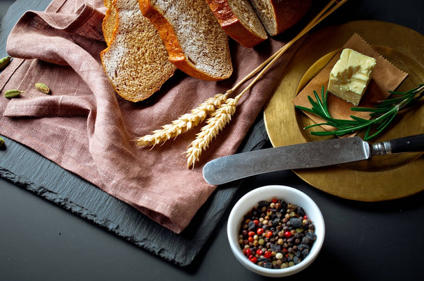 Pan y repostería en una composición con accesorios de cocina sobre un fondo viejo
 - Foto, Imagen