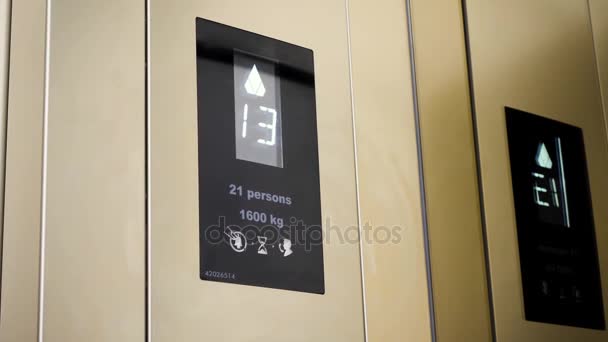 Monitor 4-es számú köthettek a modern, luxus lift. monitor megjelenítése szám emelet lift. Lift jeleníti meg, az emelkedő jel - Felvétel, videó