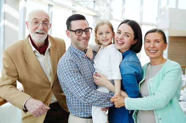 freudige fünfköpfige Familie genießt Erholung im Hotel - Foto, Bild