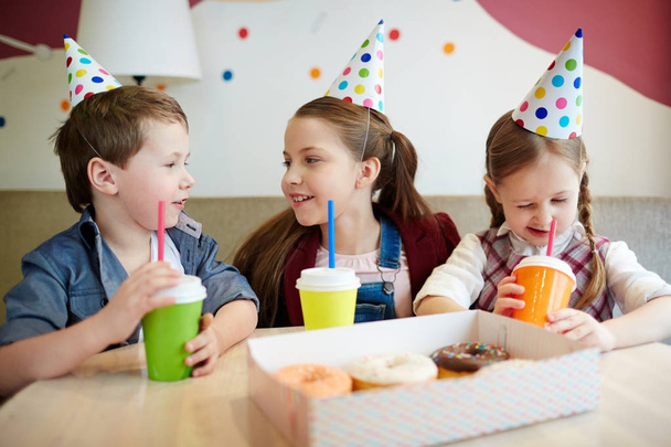 Crianças amigáveis com refrigerante conversando na festa de aniversário
 - Foto, Imagem