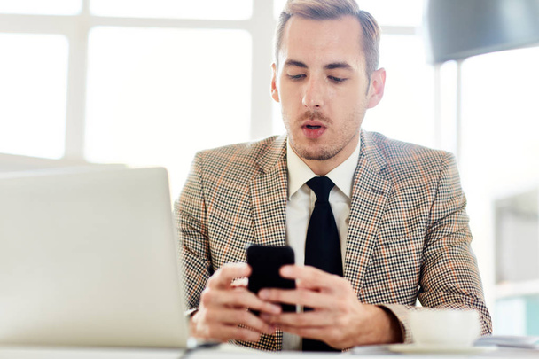 Businessman addicted to gadgets texting in his smartphone - Valokuva, kuva