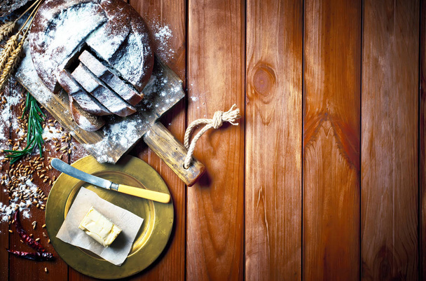 Ekmek ve hamur işleri eski bir arka plan üzerinde mutfak aksesuarları ile bir kompozisyon içinde - Fotoğraf, Görsel