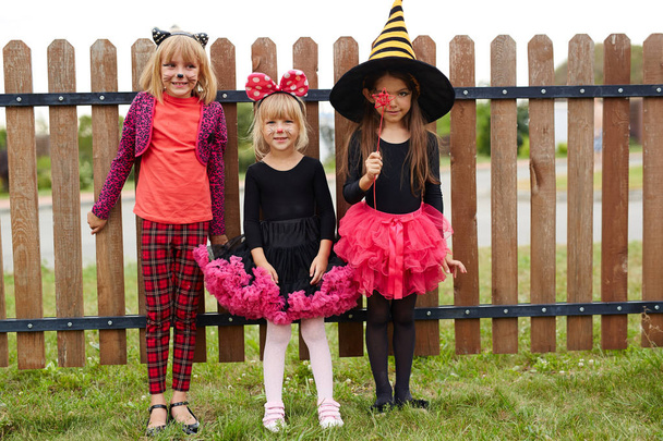Gruppe freundlicher Mädchen in traditionellen Halloween-Kostümen - Foto, Bild
