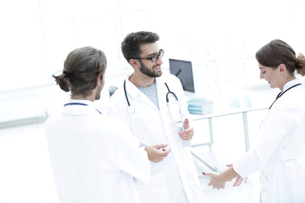 Medical staff discuss in a modern hospital room - Zdjęcie, obraz