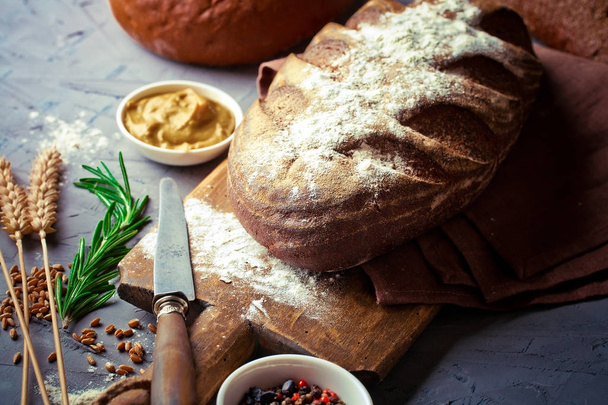 Pão e doces em uma composição com acessórios de cozinha em um fundo antigo
 - Foto, Imagem