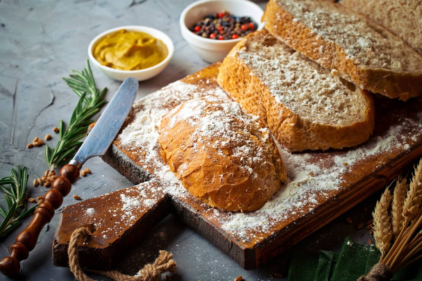 Хліб і випічка в композиції з кухонними аксесуарами на старому тлі
 - Фото, зображення
