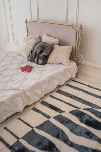 carpet of fur in the interior of the house - Foto, Bild