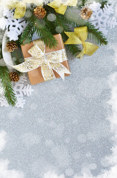 Fondo azul de Año Nuevo con regalos, lentikami y copos de nieve
  - Foto, imagen
