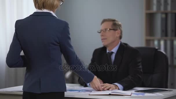 Boss flirting colleague in office, old man crush, sexist attitude to subordinate - Filmati, video