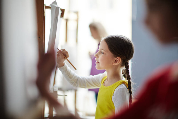 Dessin de fille talentueux avec crayon dans le studio des arts
 - Photo, image