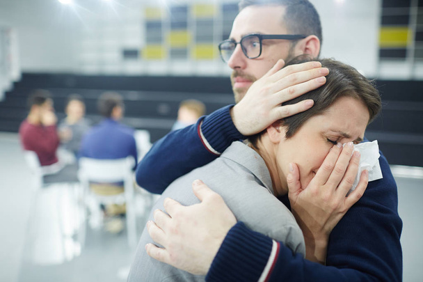 Verzweifelte Frau weint auf der Schulter des Mannes - Foto, Bild