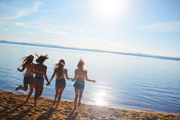 Akan suyun yaz hafta sonu dört samimi kız - Fotoğraf, Görsel