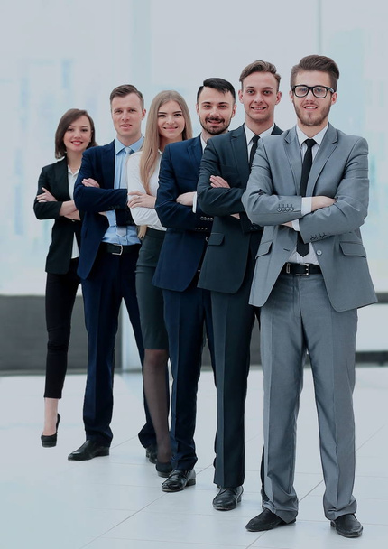 Счастливая команда улыбающихся бизнесменов в офисе
 - Фото, изображение