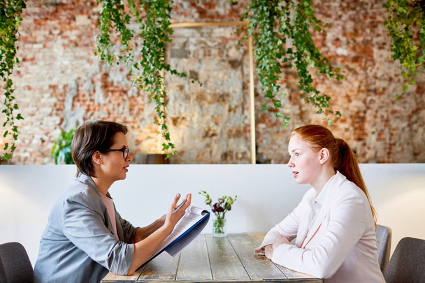 Молодий претендент відповідає на питання роботодавця під час зустрічі в кафе
 - Фото, зображення