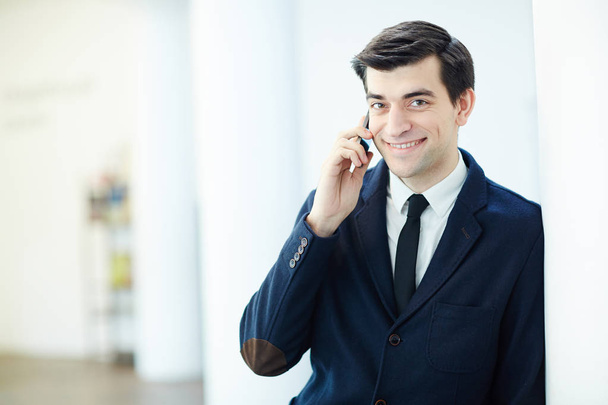 Corretor feliz falando no celular com o cliente
 - Foto, Imagem