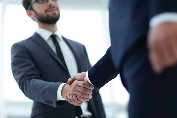 Two businessman shaking hands - Фото, зображення