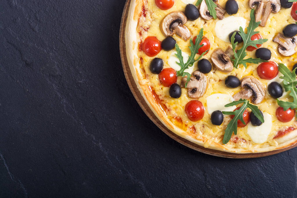 Italian pizza with mozzarella - Zdjęcie, obraz