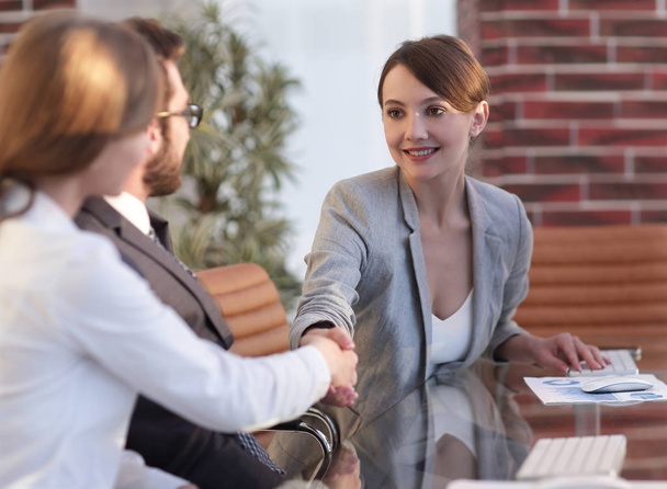 business woman greets the employee with a handshake, - Foto, imagen