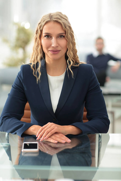 Vonzó üzleti nő ül a modern irodai portréja. - Fotó, kép