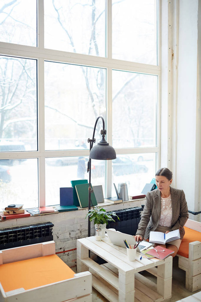 Senior female typing on l aptop in office - Zdjęcie, obraz