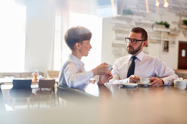 Два предпринимателя ведут диалог о совместном бизнесе в кафе
 - Фото, изображение