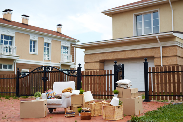 Pakete und Möbel am Zaun des neuen Hauses - Foto, Bild