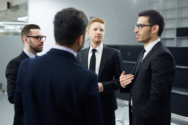 Команда бизнесменов слушает своего лидера на встрече
 - Фото, изображение