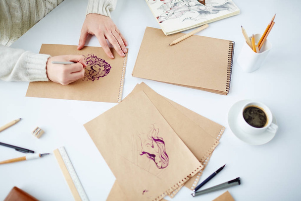 Руки художника рисуют фотографии женщин по столам
 - Фото, изображение