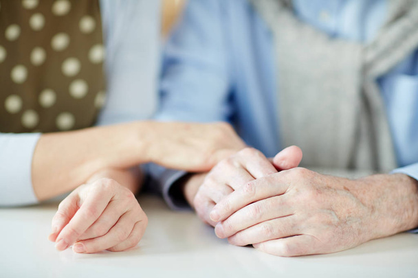 Nahaufnahme der Hände älterer Liebespaare, die sich im Laufe der Jahre umsorgen und gegenseitig unterstützen  - Foto, Bild