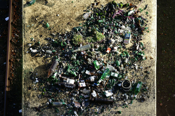Бутылочные отходы / Бутылочный мусор пьяные бутылки пива лежит на промежуточной крыше в зоне вечеринки
.                                - Фото, изображение