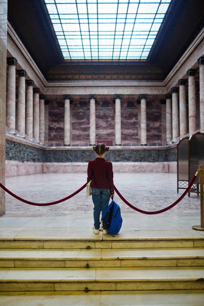 Pieni tyttö seisoo tyhjä museo kansallisen historian
 - Valokuva, kuva