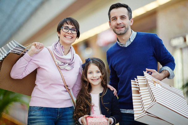 Νεαρή οικογένεια τριών αφιερώνουν χρόνο στο εμπορικό κέντρο - Φωτογραφία, εικόνα