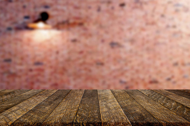 Mesa de madera vacía y sala de decoración de interiores de fondo, picana
 - Foto, imagen