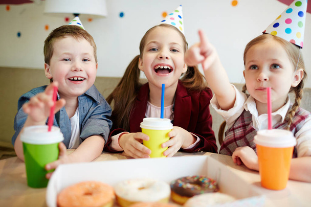 Crianças extasiadas com bebidas aproveitando o tempo em cafetria
 - Foto, Imagem