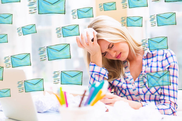 E-Mails mit Frau mit zerknüllten Papierkugeln - Foto, Bild
