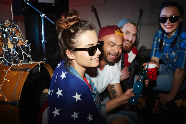 Grupo multi-étnico de jovens sorridentes saindo em festas noturnas e se divertindo bebendo cerveja, cultura contemporânea americana
 - Foto, Imagem